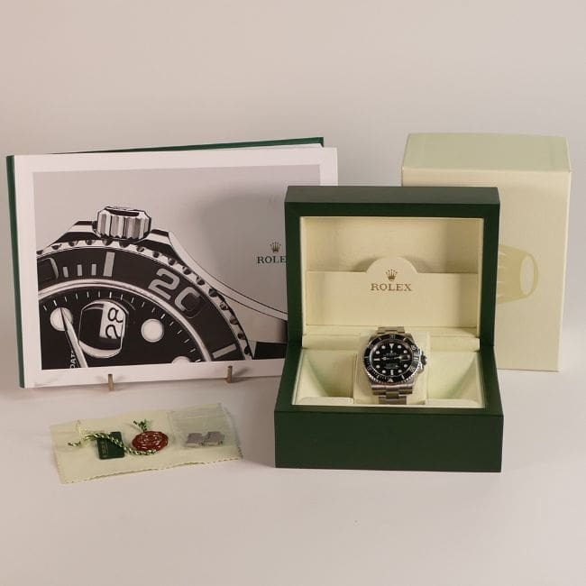Lot-1550-ROLEX-Oyster-Perpetual-date-SUBMARINER-gents-stainless-steel-wristwatch-2 A boxed Rolex Oyster Perpetual date Submariner gents stainless steel wristwatch