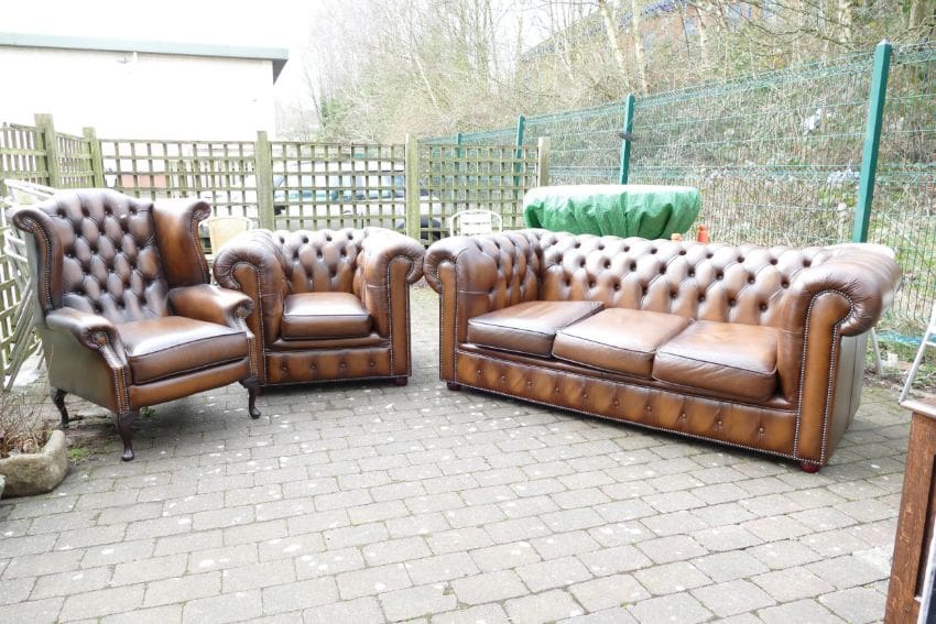 Lot-1531-Quality-leather-Chesterfield-three-piece-suite A brown leather Chesterfield three piece suite