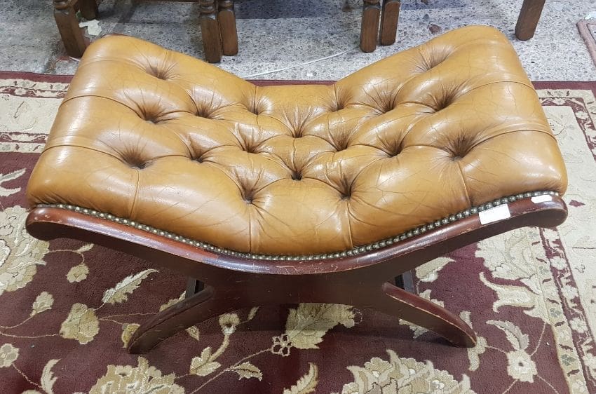 Lot-600-Chesterfield-deep-buttoned-leather-x-framed-hardwood-large-stool A large Chesterfield deep buttoned leather x framed hardwood stool